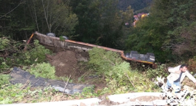 İş makinesi yüklü tır şarampole devrildi: 1 yaralı