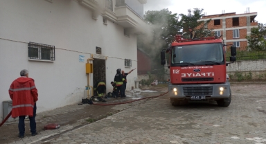 İş yerinin deposunda çıkan yangın hasara yol açtı