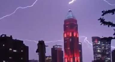 İstanbul'da yağış hayatı olumsuz etkiledi! Finans Merkezi’nin tepesine yıldırım düştü