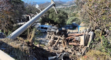 Kamyon şarampole devrildi, sürücü mahsur kaldı