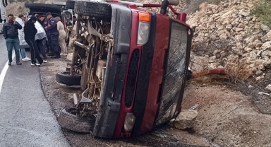 Kamyonet su tahliye kanalına devrildi: 5 yaralı