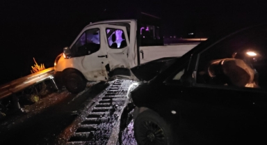 Kamyonetle minibüsün çarpıştığı feci kazada 7 kişi yaralandı