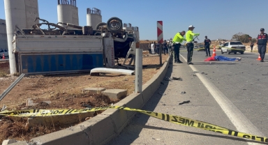 Kavşakta Korkunç Kaza: Kamyonet Ters Döndü, Sürücü Yaşamını Yitirdi