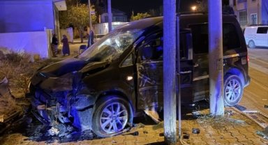 Kaza yaparak savrulan motosiklet yayalara çarptı: 5 yaralı