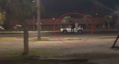 Kazaya davetiye: Hareket halindeki aracın üzerine çıktılar