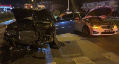 Kırmızı ışıkta bekleyen araca çarptı, otomobilinden inerek koşarak kaçtı