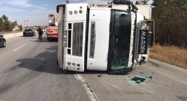 Kontrolden Çıkan Kamyon Yola Devrildi