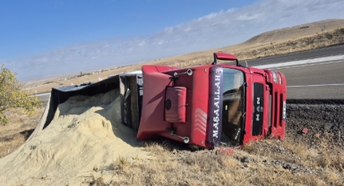 Kontrolden çıkan tır devrildi