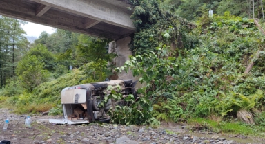 Köprüden düşen hafif ticari araçtaki 2 kişi yaralandı