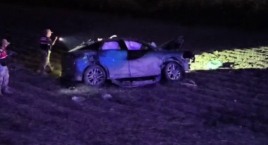 Lastiği patlayan otomobil tarlaya uçtu: 1 ölü, 2 yaralı