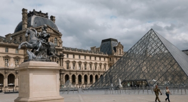 Louvre Müzesi'nden çalınan mücevherlerin değeri 88 milyon euro