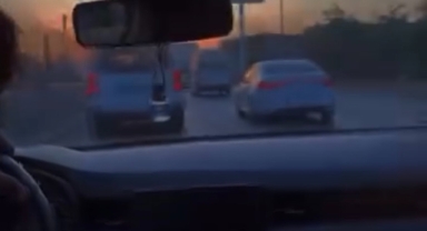 Makas atarak trafiği tehlikeye attı, o anları kayda aldırıp paylaştı