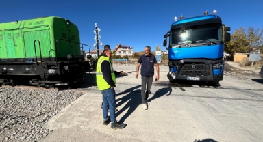 Malatya’da tren tıra çarptı!