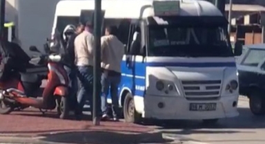 Minibüs şoförü ile motokurye birbirine girdi