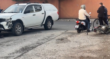 Motosiklet kamyonete çarptı: 2 ağır yaralı