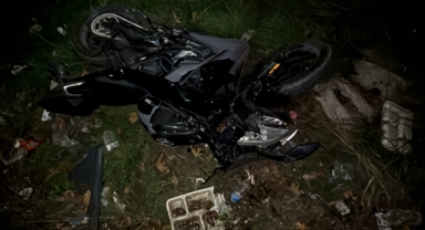 Motosiklet otomobile çarptı: 2 yaralı