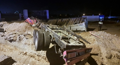 Nar yüklü tır şarampole yuvarlandı