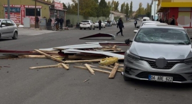 O Kentte Şiddetli Rüzgar Çatıları Böyle Uçurdu