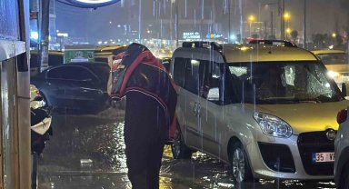 O kentte şiddetli yağış sokakları göle çevirdi