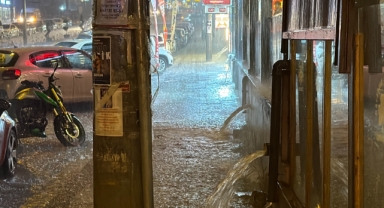 O kentte şiddetli yağış sokakları göle çevirdi!