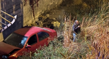 Otomobil 5 metrelik kanala uçtu, sürücünün burnu bile kanamadı
