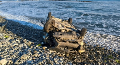 Otomobil deniz kenarına devrildi!