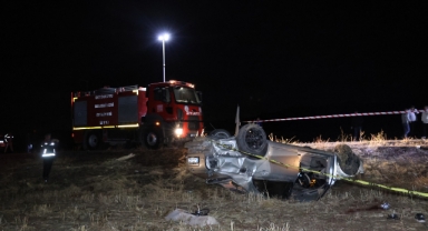Otomobil tarlaya uçtu: 2 ölü, 1 yaralı