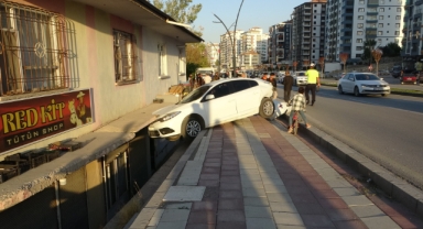 Otomobilin çarptığı araç savrularak evin balkonuna girdi: 2'si çocuk 3 yaralı