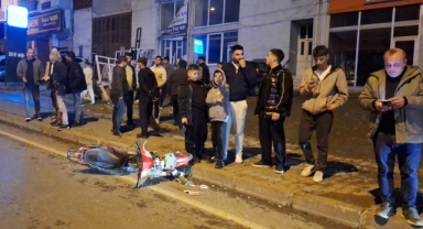 Otomobilin çarptığı elektrikli bisikletteki 2 çocuk yaralandı