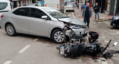 Otomobille çarpışan motosikletin sürücüsü yaralandı