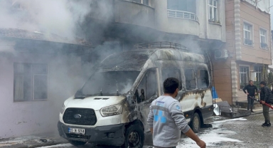 Park halindeki minibüste çıkan yangın ev ve iş yerine sıçradı