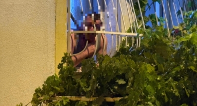 Pencerede korku dolu anlar! Döner bıçağıyla kendini kesmeye çalıştı