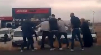Polis Memurunun Cenaze Konvoyunda Sopa ve Taşlı Saldırı