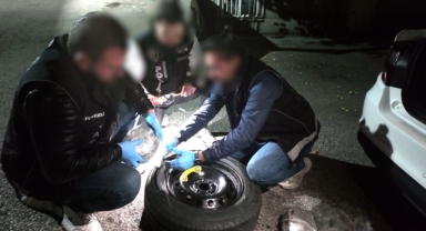 Polis stepneye zulalanmış uyuşturucu ele geçirdi: 2 gözaltı