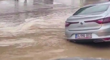  Sağanak sonrası yol çöktü! Araçlar çöken yola düştü