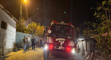 Samanlık yangını eve sıçradı, 4 hayvan telef oldu