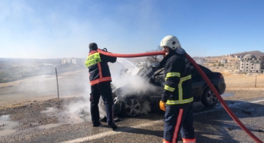 Seyir halindeki otomobil küle döndü