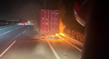 Seyir halindeki tır alev aldı