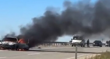 Seyir halindeykeki otomobil alev alev yandı