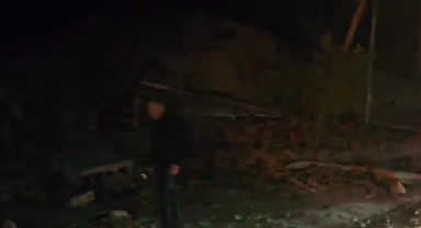 Sındırgı'da meydana gelen 6,1 büyüklüğündeki deprem sonrası bir bina yıkıldı