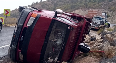 Su kanalına devrilen kamyonetteki 5 kişi yaralandı