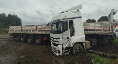 Tır kayganlaşan yolda kontrolden çıktı