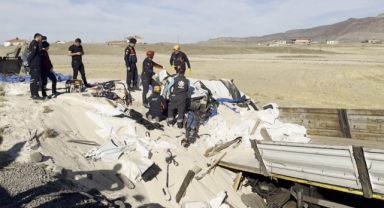 Tır şarampole düştü, sürücü kum altında kalan kabin içerisinde can verdi