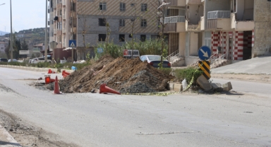 Toprak yığınına çarpan motosikletli metrelerce sürüklendi, o anlar kamerada