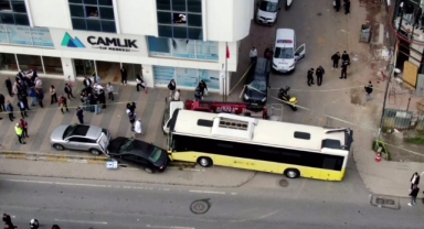 Trafikte Tartışma Kanlı Bitti: Otobüs Durağa Daldı!