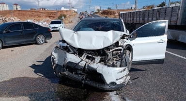 Traktör ile otomobil çarpıştığı feci kazada 4 kişi yaralandı