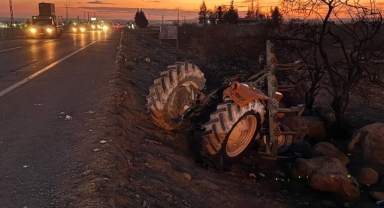Traktör Şarampole Devrildi! 2 Kişi Ağır Yaralandı