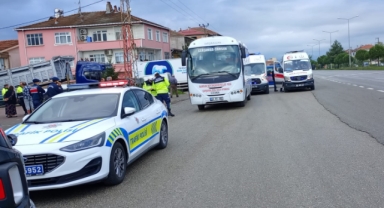 Tümsekten hızlı geçen halk otobüsündeki 4 yolcu yaralandı