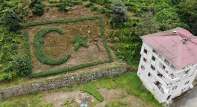 Türk bayrağını çay bitkisiyle ince ince bahçesine işledi