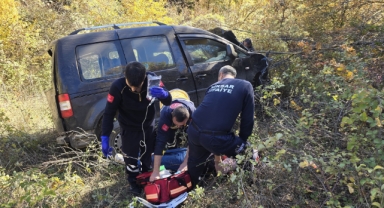 Uçuruma yuvarlanan araçtan 2 kişi sağ kurtuldu